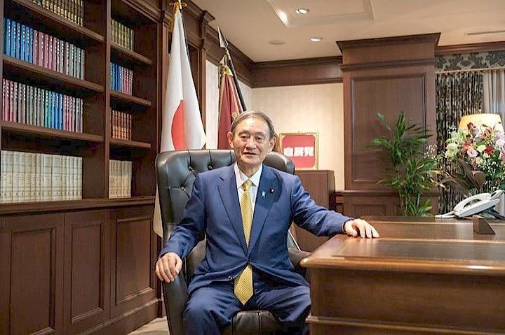 菅義偉新首相のデジタル戦略を金融市場も期待を持って見つめている。写真は１４日、自民党本部で写真撮影に応じる菅氏。代表撮影（２０２０年　ロイター）