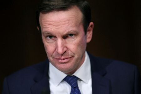 米上院の民主、共和両党の議員らは２７日に開かれた公聴会で、イエメンの親イラン武装組織フーシ派の商船攻撃に対応した米軍の報復攻撃について、バイデン政権は議会の承認を求めるべきだと主張した。写真は上院外交委員会の民主議員、クリス・マーフィー氏。ワシントンで８日撮影（２０２４年　ロイター／Leah Millis）