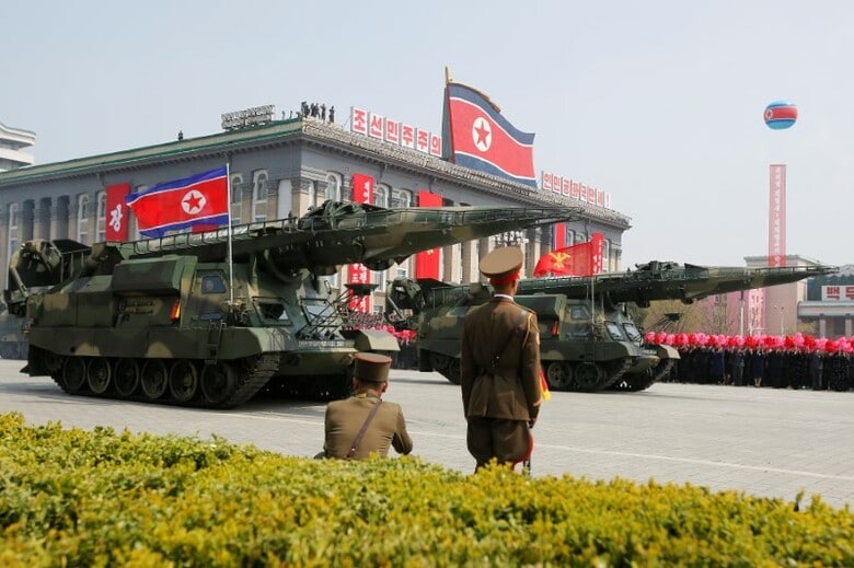 ４月２４日、北朝鮮は、米海軍の空母「カール・ビンソン」の派遣について、「核戦争を計画する者の極めて危険な行為」と非難した。写真はピョンヤンで行われた軍事パレード。１５日撮影（２０１７年　ロイター）