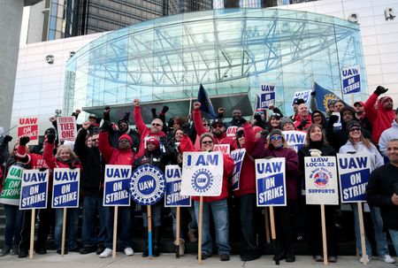 　全米自動車労組（ＵＡＷ）組合員が１０日間のストライキを実施し、米３大自動車メーカーの操業が停止した場合、会社、労働者、サプライヤーとディーラーが被る損失は５０億ドル強に上る可能性がある。写真は２０１９年のスト時の様子。デトロイトのGM本社前で同年１０月撮影(２０２３年　ロイター/Rebecca Cook)