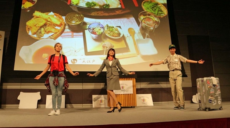 9月21日の会見では、ユニークな動きのダンスを取り入れながら、訪日観光客向けの手ぶら観光サービス「ラゲッジ・フリー・トラベル」をアピールした（記者撮影）