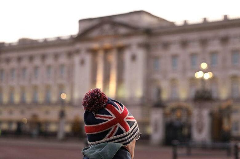 英国では、12月12日に総選挙が行われる。総選挙の仕組みと、結果が判明する時間についてまとめた。写真はロンドンのバッキンガム宮殿の前で3日撮影（2019年　ロイター／Kevin Coombs）