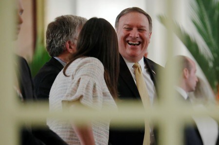 　６月１１日、ポンペオ米国務長官（写真中央）は米朝首脳会談の「究極的な目標」は変わっていないと述べ、北朝鮮が非核化に真剣か見極める意向を示した（２０１８年　ロイター/Jonathan Ernst）
