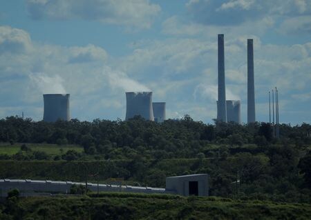 　６月１７日、豪エネルギー市場運営会社、オーストラリア・エネルギー市場オペレーター（ＡＥＭＯ）は、電力危機は終わっていないとしつつ、東部の停電リスクは後退したと表明した。写真は２０１７年４月、シドニー北部のハンターバレーにあるリデル発電所で撮影（２０２２年　ロイター/Jason Reed）