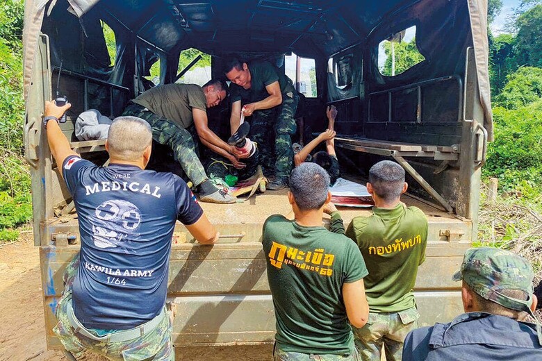 タイとカンボジアの国境地帯では停戦後も地雷の爆発が絶えない（11月10日の爆発で重傷を負い搬送されるタイ軍兵士）　ROYAL THAI ARMYｰAP/AFLO