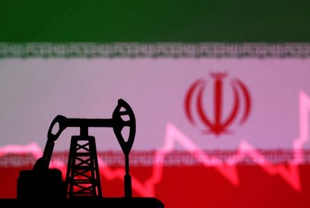 イランの国旗とオイルポンプジャックのミニチュア模型。2023年10月撮影。REUTERS/Dado Ruvic