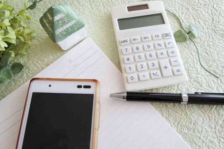 この10年で家計が苦しいと感じる人が大きく増えている　photo-ac