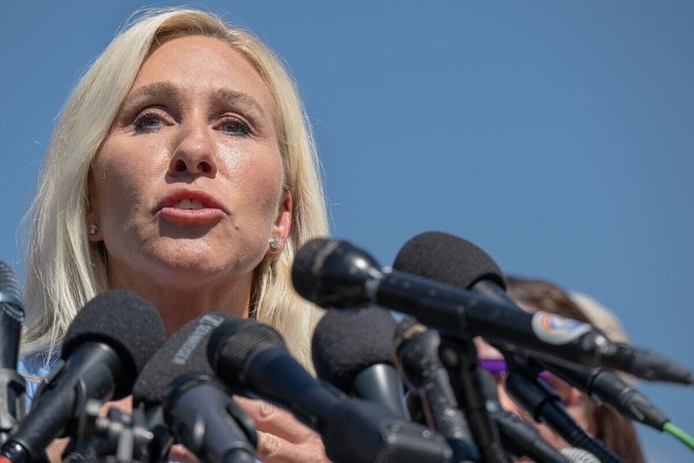 性的搾取などの罪で起訴された故・大富豪エプスタイン関連文書の全面公開を求めたグリーン（9月3日、ワシントンの連邦議会議事堂前）　© Laura Brett/ZUMA Press Wire