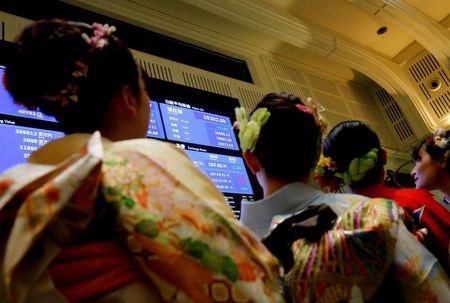 ２０２０年の日経平均株価は、年央にかけて比較的堅調に推移するとの見方が多い。写真は２０１９年１月４日の東京証券取引所大発会で撮影（２０２０年　ロイター/Kim Kyung-Hoon）