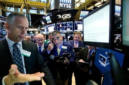 　１１月１１日、米株はダウ終値で連日過去最高値を更新、週間では２０１１年以来の高い伸びとなった。写真はニューヨーク証券取引所のトレーディングフロアの様子。前日撮影。（２０１６年　ロイター／ Brendan McDermid）