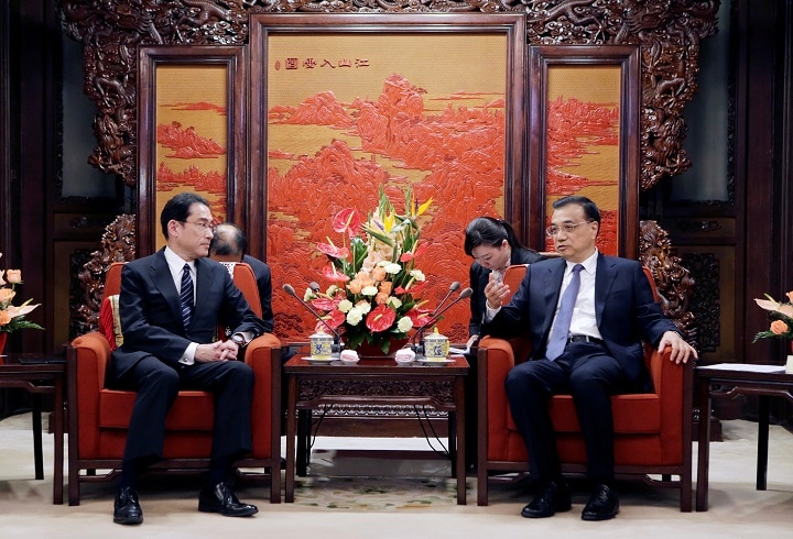 訪中した岸田外務大臣（左）と中国の李克強首相　Jason Lee-REUTERS