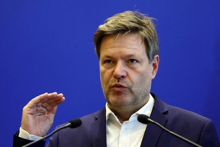ドイツのハベック経済相は、ウクライナ侵攻を受けた対ロシア制裁と侵攻を発端としたエネルギー価格の高騰がドイツの景気回復を遅らせる見通しとし、ウクライナ危機の影響を受けている企業への支援を約束した。２月７日、パリで撮影（２０２２ 年　ロイター／Sarah Meyssonnier/File Photo)