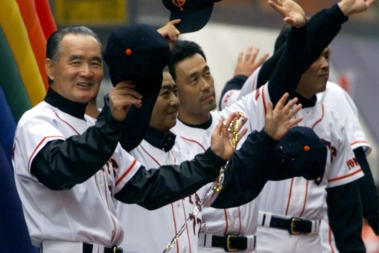 ジャイアンツ監督時代の2000年、日本シリーズに勝利して銀座での優勝パレードに参加した長嶋茂雄氏（左端）　REUTERS
