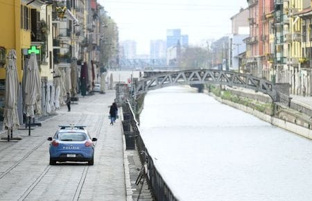 ドイツの格付け会社スコープは２６日、新型コロナウイルスの経済的コストがかさむ中、イタリアの債務が国内総生産（ＧＤＰ）に占める比率は１４５％をたやすく突破するとの見方を示した。写真は３月２２日、ミラノで撮影（２０２０年　ロイター/Daniele Mascolo）