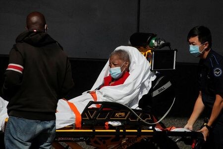 米国で、１日当たりの新型コロナウイルス感染者数が２２日時点で７万６１９５人と、過去２番目の多さとなった。写真は緊急搬送される患者。ニューヨークで１４日撮影（２０２０年　ロイター/Brendan McDermid）