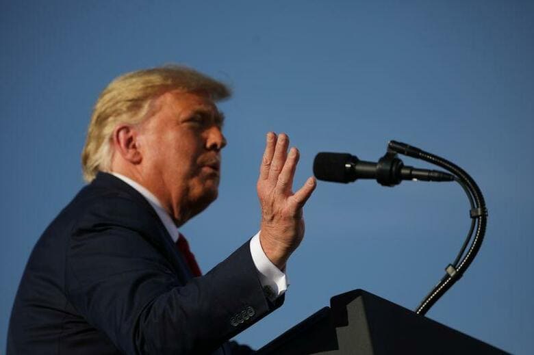 トランプ米大統領は２０日、米政権と民主党指導部が協議している追加の新型コロナウイルス経済対策を巡り、民主党が求めている２．２兆ドル規模以上の法案を受け入れると述べた。アリゾナ州ツーソンで１９日撮影（２０２０年　ロイター/CARLOS BARRIA）