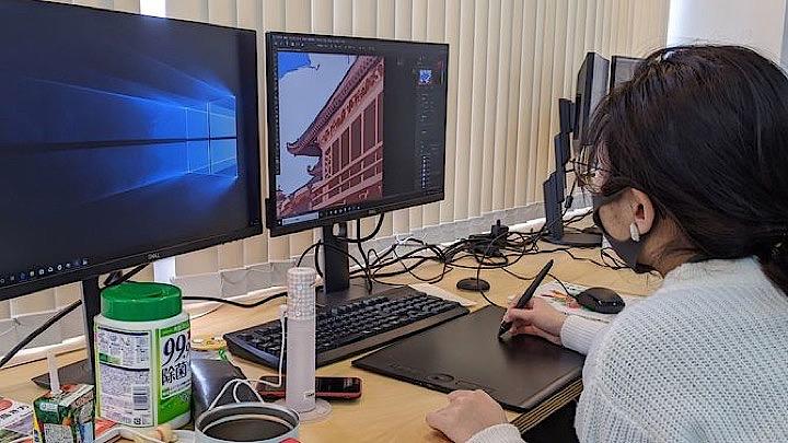 東京都町田市の雑居ビルで、中国の人気アニメを作画している（筆者撮影）