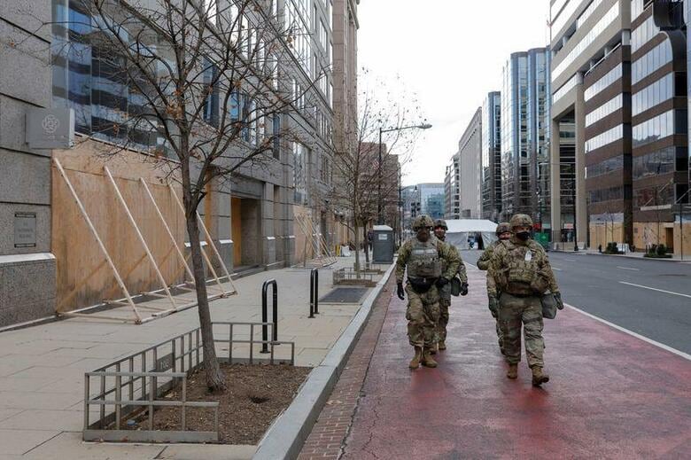 バイデン米新大統領の就任式が行われた20日、首都ワシントンでは州兵など2万5000人以上を動員して厳戒態勢が敷かれ、大統領就任を祝福する市民らの姿が見られない異例の式典となった（2021年　ロイター/ANDREW KELLY）