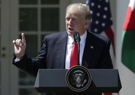 　４月６日、米当局者によると、シリア政府軍が禁止されている化学兵器を使用したとされ、多数の死者が出たことを受けて、米軍は巡航ミサイルによるシリア空爆を開始した。写真は、シリアでの化学兵器使用について語るトランプ米大統領。ワシントンで５日撮影（２０１７年　ロイター/Yuri Gripas）