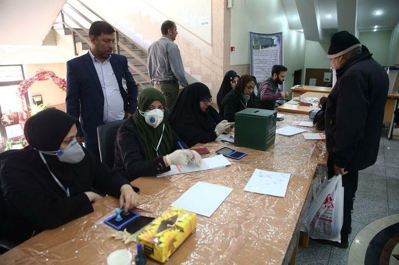 21日に投票が行われたイラン国会選挙は最高指導者ハメネイ師に近い強硬派が圧勝。ただイラン内務省の23日の発表では、投票率は1979年のイスラム革命以降で最低となり、ハメネイ師はイランの敵が新型コロナウイルスの脅威を誇張し、有権者の投票を抑制したと主張した。写真は21日、テヘランの投票所の様子。Nazanin Tabatabaee/WANA (West Asia News Agency)提供（2020年　ロイター）