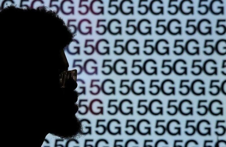英政府は、第5世代（5G）移動通信システムが新型コロナウイルス感染拡大に寄与しているとのうわさについて、危険なフェイクニュースだと批判し、5Gとウイルス感染拡大の因果関係を否定した。英ロンドンで1月28日撮影（2020年　ロイター/Toby Melville）