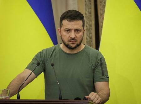 　米政府は８月２２日、ロシア人に対する全面的なビザ（査証）発給禁止というウクライナからの要請には応じない考えを表明した。写真はウクライナのゼレンスキー大統領、１８日に南部リビウで撮影（２０２２年　ロイター/Gleb Garanich）