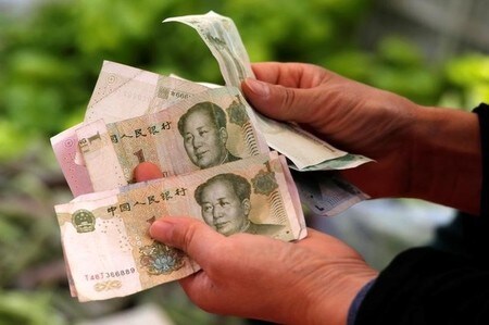 　５月１６日、中国共産党機関紙の人民日報は、２０１６年の第１・四半期の経済成長率について、最終消費の寄与が１５年に比べて拡大したとする記事を掲載した。北京で９日撮影（２０１６年　ロイター/Kim Kyung-Hoon）