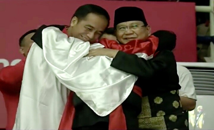 大会を通じてインドネシア国民が一番感動したかもしれない大統領選のライバルであるウィドド大統領（左）、プラボウォ氏（右）の抱擁　Liputan6.com / YouTube