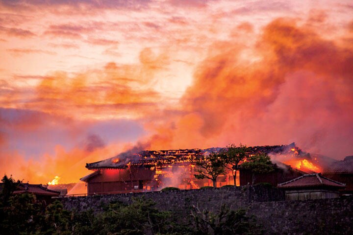 炎に包まれる首里城の建物　WATARU KOHAYAKAWA/AFLO
