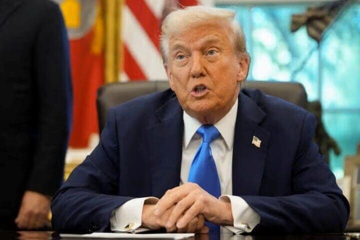 ９月１９日、トランプ米大統領は、米南方軍の管轄区域である公海上で薬物を運んでいたとする船舶を攻撃したと発表した。写真は大統領執務室で撮影（２０２５年　ロイター／Ken Cedeno）