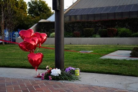 　１月２３日、米カリフォルニア州ロサンゼルス近郊のダンスホールで起きた乱射事件で、負傷者の１人が２３日に死亡し、死者は計１１人になった。モントレーパークで２２日撮影（２０２３年　ロイター/Allison Dinner）