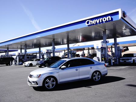 米石油大手シェブロンは２３日、米同業ヘスを５３０億ドルで買収すると発表した。米ネバダ州のガソリンスタンドで昨年２月撮影。（2023年　ロイター/Bing Guan/File Photo）