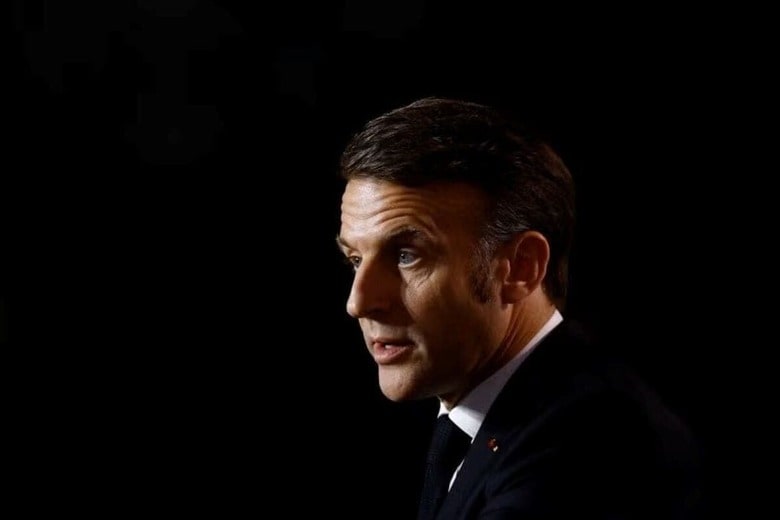 フランス新内閣が発足から１日も持たず総辞職に追い込まれた後、秋深まる寒い朝のセーヌ川のほとりを１人歩くマクロン大統領の姿があった。仏レンヌで１月２０日、代表撮影（２０２５年　ロイター）