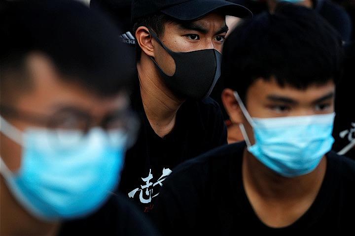 抗議活動が激化している香港で、政府が４日に「緊急状況規則条例」の適用を検討する方針であることが３日、複数の関係筋の話で明らかになった。写真はマスクをするデモ参加者ら（２０１９年　ロイター/SUSANA VERA）
