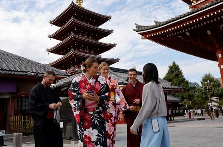 　６月１９日、日本政府観光局（ＪＮＴＯ）が発表した５月の訪⽇外国人客数は３０４万０１００人（推計）で、前年同月⽐６０．１％増、新型コロナ感染症が拡大する前の１９年同月比では９．６％増となった。写真は２０２２年１０月、都内で撮影（２０２４年　ロイター/Issei Kato）