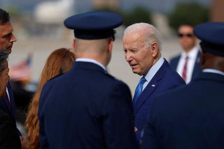 バイデン米大統領は８日、ベトナムを近く訪問すると表明した。写真は、２０２３年８月８日に米ニューメキシコ州カートランド空軍基地に到着した同大統領。（２０２３年　ロイター／Jonathan Ernst）