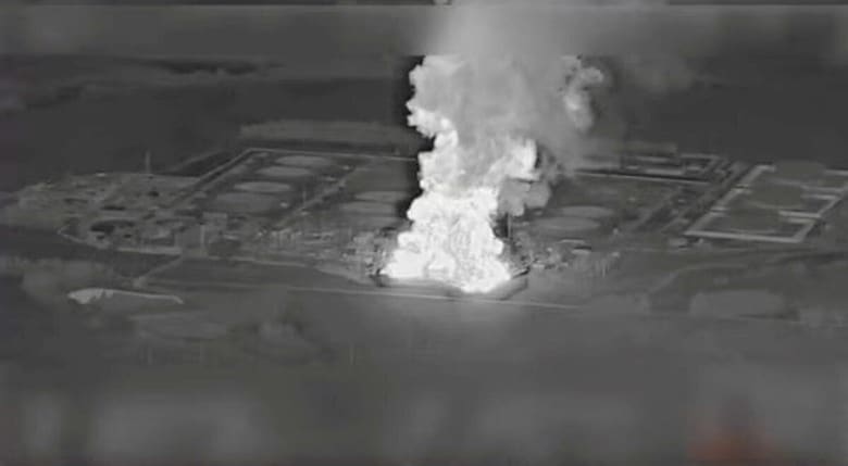 ８月２５日、ウクライナがロシアの石油精製・輸出施設へのドローン攻撃を拡大している。写真は２１日、ブリャンスク州ウネチスキーで、火災が発生した石油施設から上る煙。ソーシャルメディア上の動画から取得した静止画（２０２５年　ロイター/YouTube @MAGYARBIRDS via REUTERS）