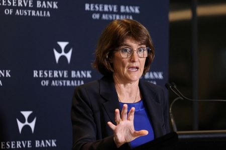 　３月１０日、豪準備銀行（ＲＢＡ、中央銀行）のハウザー副総裁は、中東紛争により不確実性が非常に高いと指摘した上で、来週の理事会では金利引き上げの是非について真摯に議論することになるだろうと述べた。写真は、豪シドニーで金融政策決定記者会見に出席する豪準備銀行のブロック総裁。２０２５年４月撮影（２０２６年　ロイター/Hollie Adams）