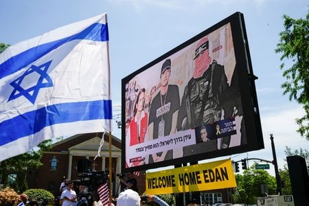 パレスチナのイスラム組織ハマスは１２日、ガザ地区での戦闘が一時停止したことを受けて、人質になっていたイスラエル系米国人男性のエダン・アレクサンダー氏を解放したと発表した。写真は同氏の故郷ニュージャージー州テナフライで同日撮影（２０２５年　ロイター/Eduardo Munoz）