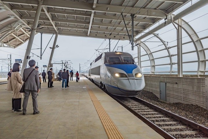 五松駅に入線するKTX初期型（撮影＝筆者）
