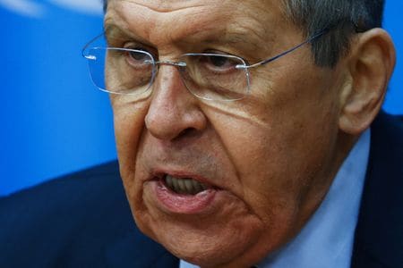 ロシアのラブロフ外相は２５日、黒海経由のウクライナ産穀物輸出合意を巡る状況が暗礁に乗り上げたと述べた。ニューヨークで撮影（２０２３年　ロイター/Mike Segar）