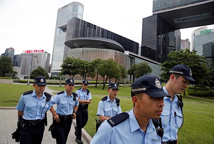 6月11日、香港での中国本土への容疑者引き渡しを可能にする「逃亡犯条例」改正案に反対する大規模デモは一段と激しさを増しており、ストライキ、交通機関の徐行運転、ピクニックなどさまざまな形で抗議行動を展開している。写真は立法府前を警備する警察官（2019年　ロイター/Thomas Peter）