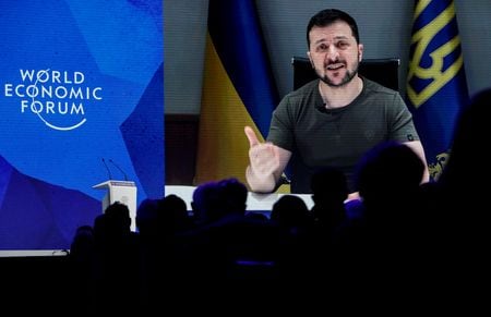 ウクライナのゼレンスキー大統領は２３日、「ダボス会議」でビデオ演説し、同国でロシアが侵攻を続けていることを踏まえ、世界は転換点に直面していると主張した。（２０２２年　ロイター/Arnd Wiegmann）