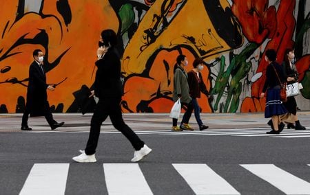 　３月２３日、内閣府が発表した１月景気動向指数ＣＩ（コンポジット・インデックス）一致指数の改定値は、前月値から０．１ポイント低下の９５．６だった。写真は都内で１６日撮影（２０２２年　ロイター／Kim Kyung-Hoon）