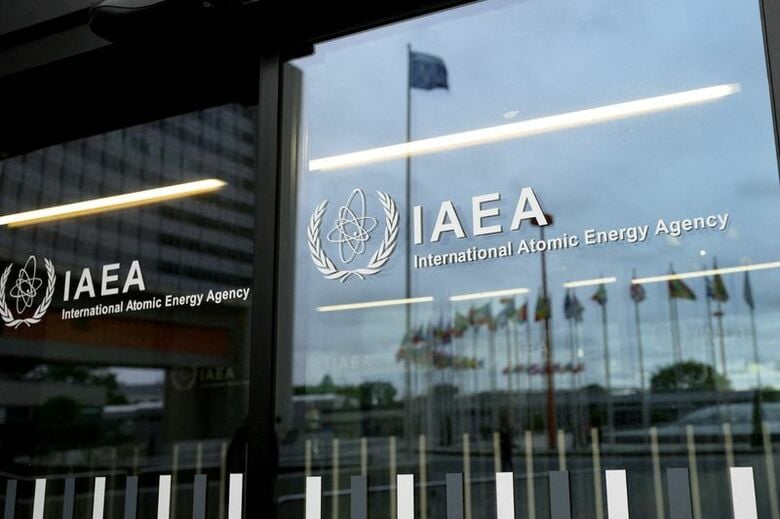 オーストリア・ウィーンにある国際原子力機関（ＩＡＥＡ）本部前に掲げられたＩＡＥＡのロゴ。６月撮影。REUTERS/Elisabeth Mandl