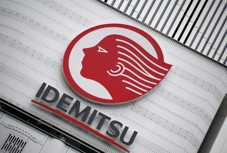 　１２月２２日、出光興産と昭和シェル石油は、協働事業による収益改善効果が当初見込みを５０億円上回る年間３００億円程度になりそうだと発表した。写真は出光の看板。都内で２０１６年８月撮影（２０１７年　ロイター/Kim Kyung-Hoon/File Photo）