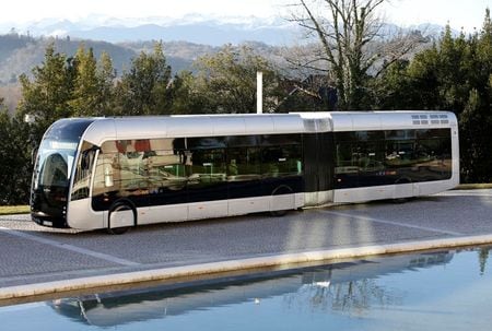 企業団体「水素協議会」が１７日発表した業界リポートによると、この１０年間に世界で計画されている水素プロジェクトの大部分および関連投資のうち最も大きな割合を占めるのは欧州となる見通しだ。写真は水素バス。フランスで２０２０年撮影。（2021年 ロイター/Regis Duvignau ）