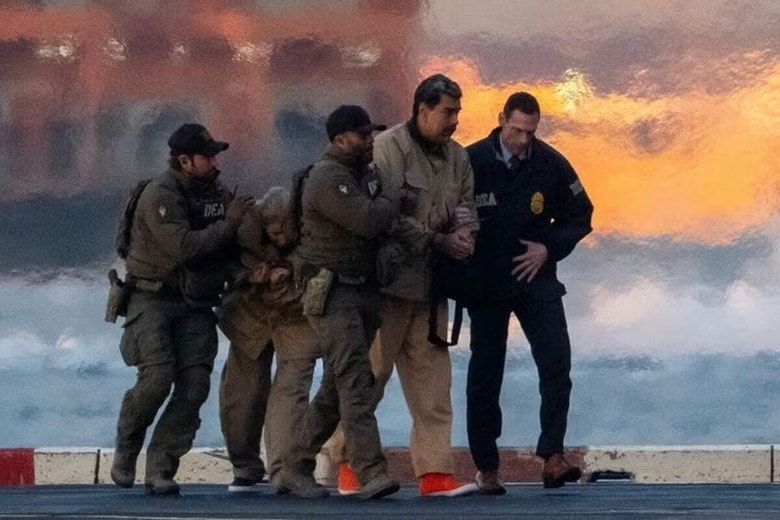 １月５日、マンハッタンの地裁に出廷するため連行されるベネズエラのマドゥロ大統領と妻のシリア・フローレス氏。　ニューヨークで撮影。REUTERS/Adam Gray