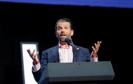 米ツイッターは２８日、トランプ大統領の長男ドナルド・トランプ・ジュニア氏のアカウントへのアクセスを１２時間制限したと明らかにした。ジュニア氏の投稿が、新型コロナウイルス関連の誤情報防止に関する同社のポリシーに違反する内容だったと説明した。写真はアリゾナ州フェニックスで６月撮影（２０２０年　ロイター/CARLOS BARRIA）