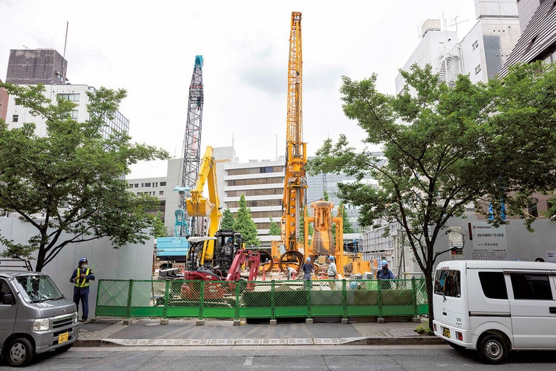 工事現場の警備員など必要性に疑問符が付く仕事も多い　STANISLAV KOGIKU/SOPA IMAGESｰREUTERS